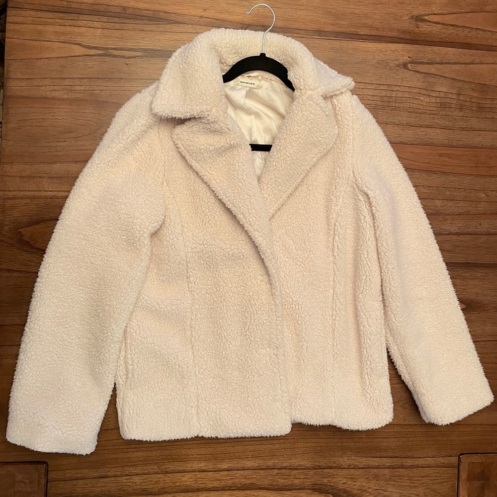 EUC Max studio cream Sherpa jacket